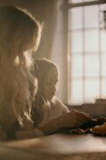 Mère et fille à la lumière du jour – relation parent-enfant dans un contexte de protection
