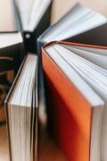 Livres ouverts symbolisant la recherche d’informations juridiques fiables