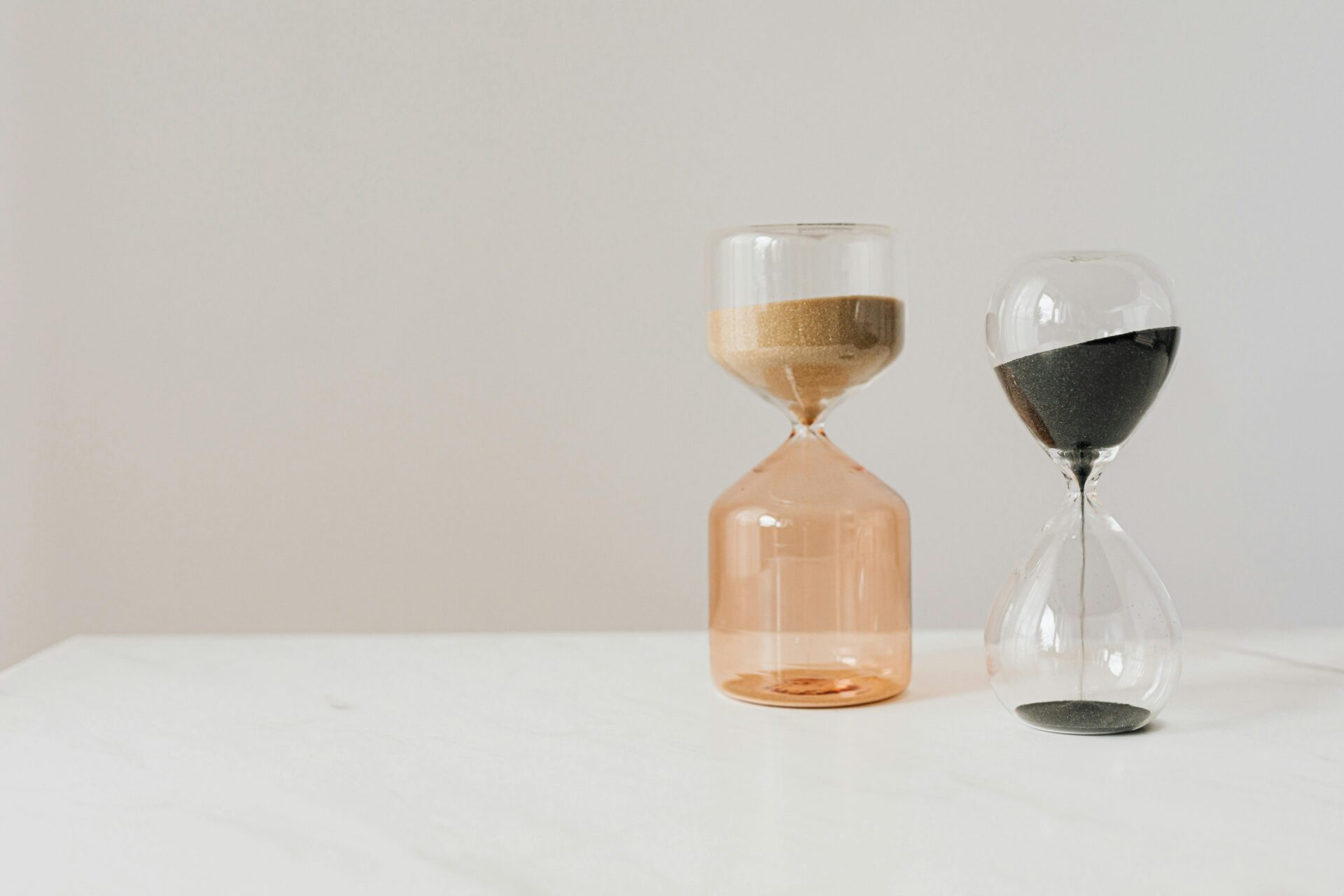 Deux sabliers posés sur une table, symbolisant le moment du partage des biens dans le divorce