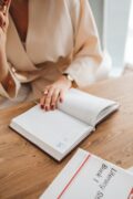 Une femme écrit dans un agenda.