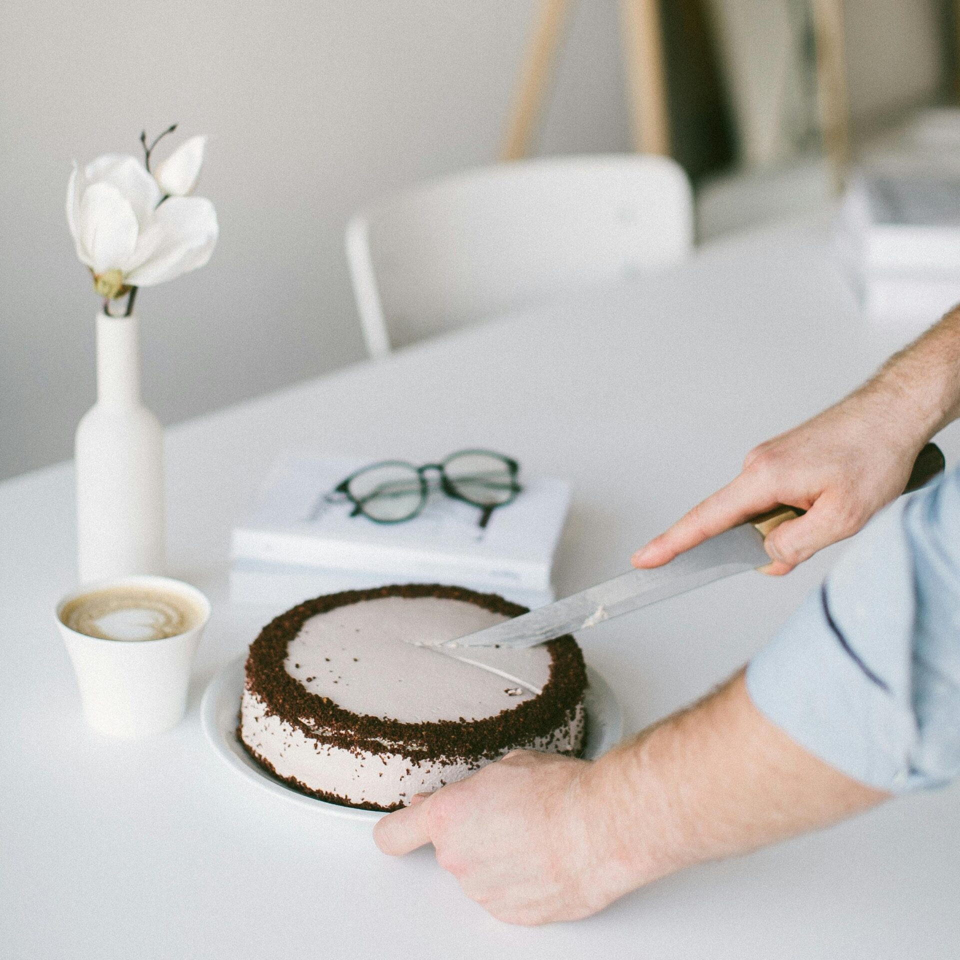 Découpe d’un gâteau sur une table, symbole visuel du partage des biens dans un divorce