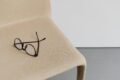 Paire de lunettes posée sur une chaise beige – illustration de la clarté et de l’accompagnement juridique