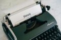 Machine à écrire avec une feuille portant le mot “News”, illustrant une actualité juridique en matière de liquidation du régime matrimonial