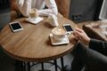 Deux personnes discutant autour d’un café, illustrant une consultation amiable dans le cadre d’un divorce