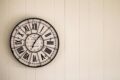 Horloge murale ancienne, illustrant le bon moment pour partager les biens dans le cadre d’un divorce
